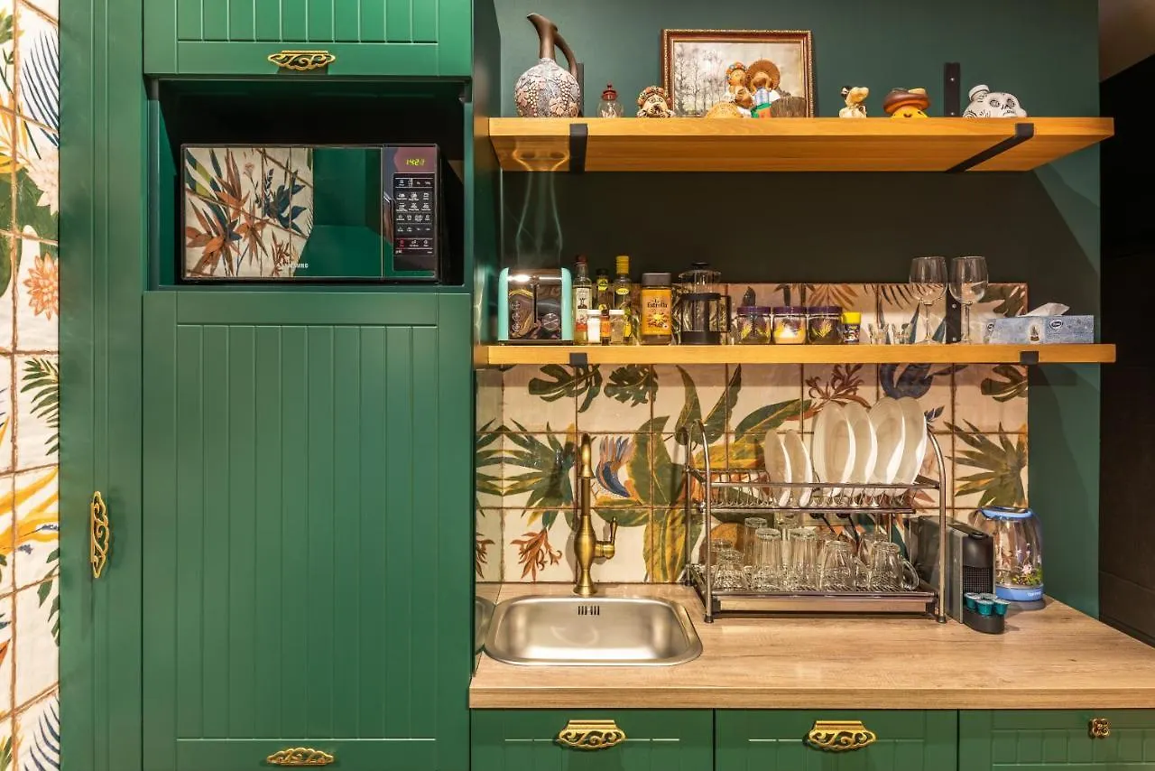 Extraordinary French Quarter Apartments In Vivid Colors Κίεβο