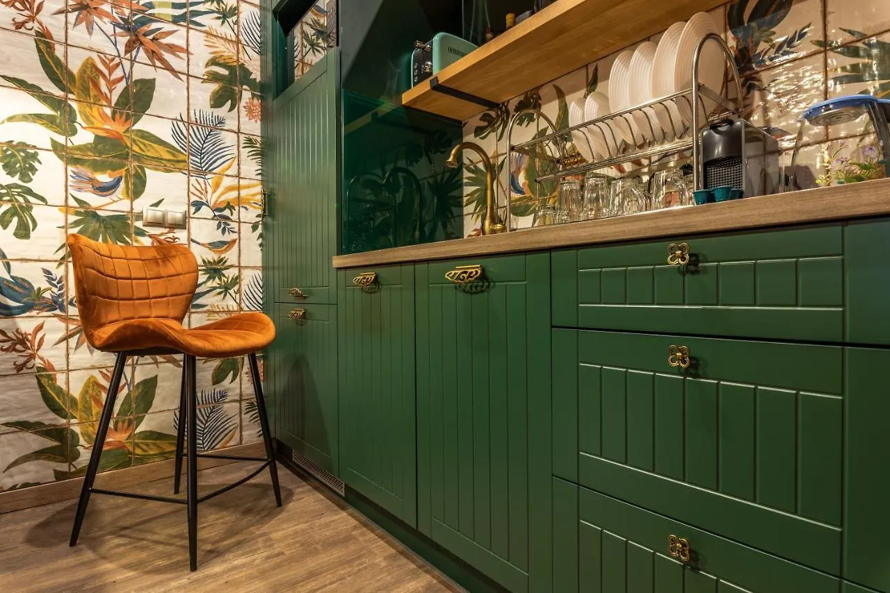 Extraordinary French Quarter Apartments In Vivid Colors Kyjev 0*,